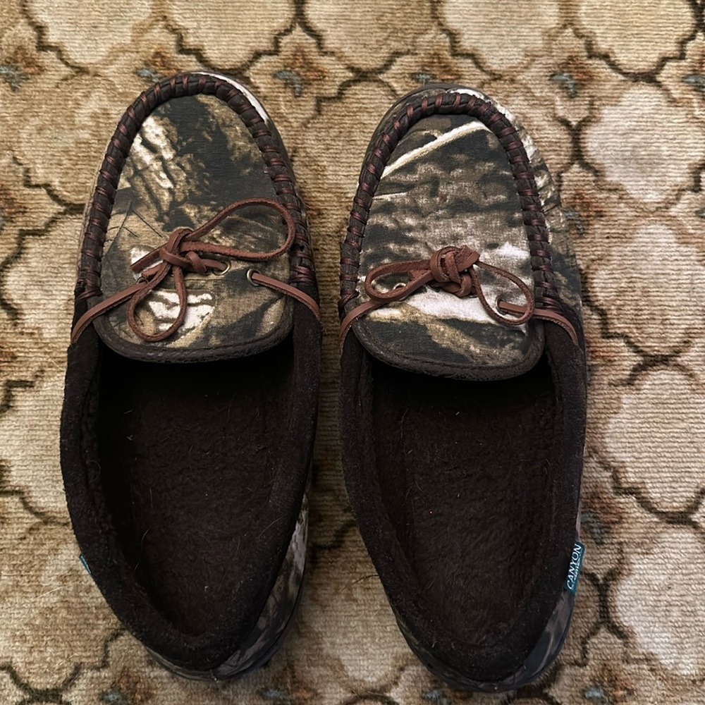 Size 9-10 (MEDIUM) Camo Canton Creek Men’s slippers.